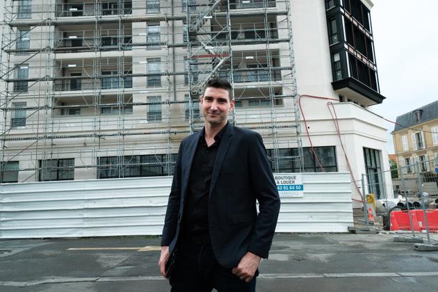 Julien Léger, PCF candidate at the town hall of Champigny-sur-Marne, in front of the “Le Dôme” building where apartments are sold for 825,000 euros, in Champigny-sur-Marne (Val-de-Marne), April 22, 2025.