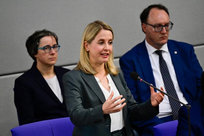 La ministre allemande du Logement, du Développement urbain et de la Construction, Verena Hubertz, lors d’une séance plénière du Bundestag, à Berlin, le 21 mai 2025.