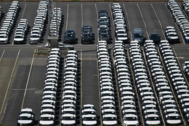 Des voitures de Volkswagen dans l’usine du constructeur à Emden, en Allemagne, le 20 mai 2025.