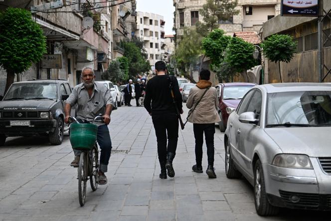 Des jeunes armés déambulent dans la ville de Jaramana, au sud de Damas, le 1er mai 2025.
