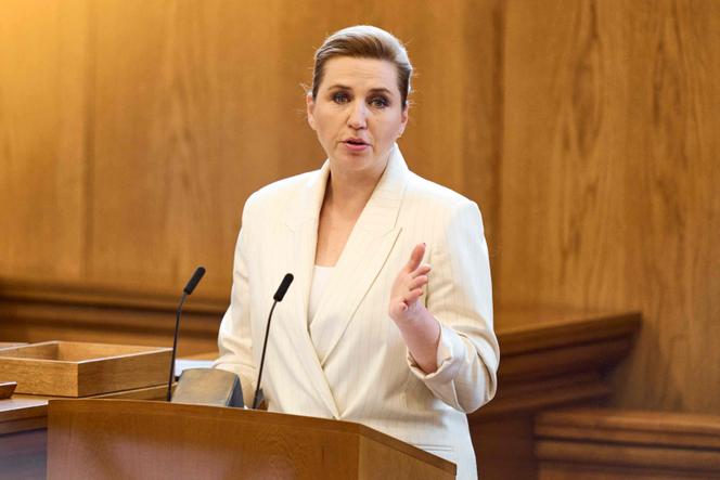 La première ministre du Danemark Mette Frederiksen s’exprime devant le Parlement danois, à l’occasion de sa session de clôture. A Copenhague, le 21 mai 2025.