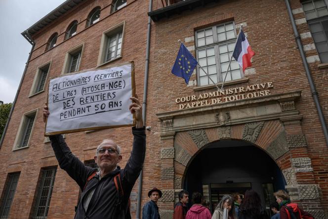 Un opposant à l’autoroute A69 devant la cour administrative d’appel de Toulouse où se tient une audience portant sur la demande de reprise des travaux interrompus en février. A Toulouse, le 21 mai 2025.