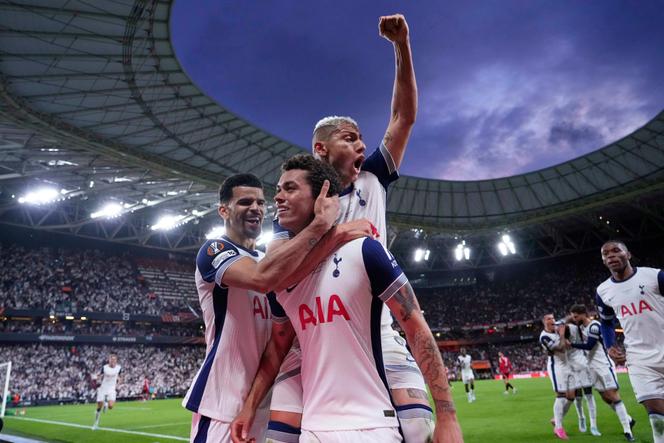 Le joueur de Tottenham Brennan Johnson (au centre), félicité par ses coéquipiers après avoir marqué le premier but de son équipe lors de la finale de la Ligue Europa face à Manchester United, au stade San Mamés de Bilbao (Espagne), le 21 mai 2025.