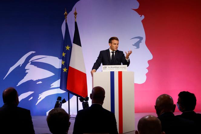 Emmanuel Macron prononce un discours pour présenter sa stratégie de lutte contre le séparatisme, aux Mureaux (Yvelines), le 2 octobre 2020.