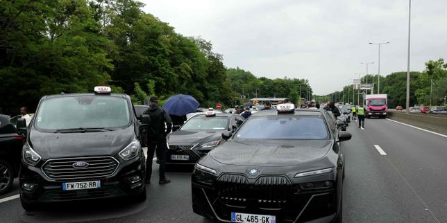 La manifestation des taxis se poursuit contre la réforme du transport de malades et la concurrence des VTC