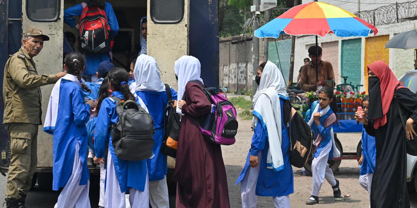 Au Pakistan, six morts dans un attentat-suicide contre un bus scolaire ; Islamabad accuse New Delhi