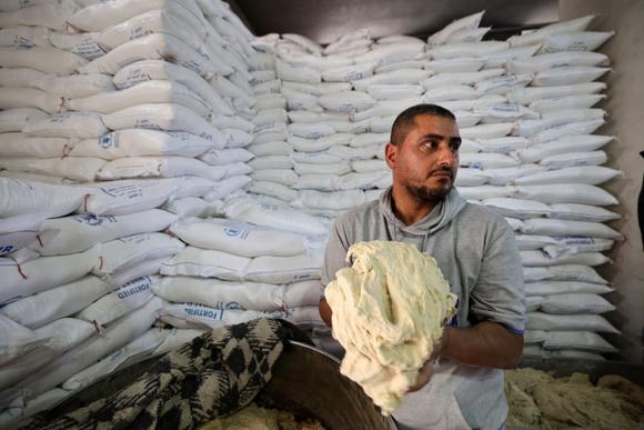 Un employé d’une boulangerie à Deir Al-Balah, au centre de la bande de Gaza, après qu’Israël a autorisé l’entrée d’une aide humanitaire sur le territoire, le 22 mai 2025.