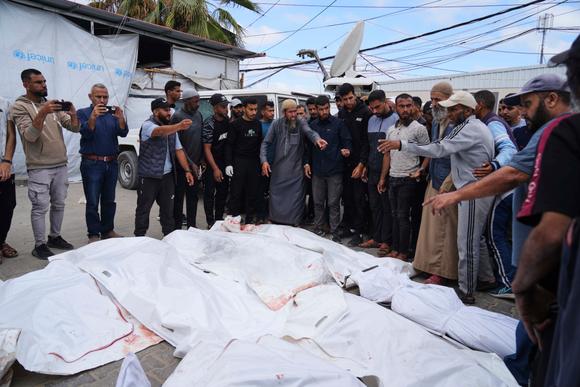 Des Palestiniens se préparent à enterrer les victimes d’un bombardement israélien, à l’hôpital Al-Aqsa de Deir Al-Balah, au centre de la bande de Gaza, le jeudi 22 mai 2025.