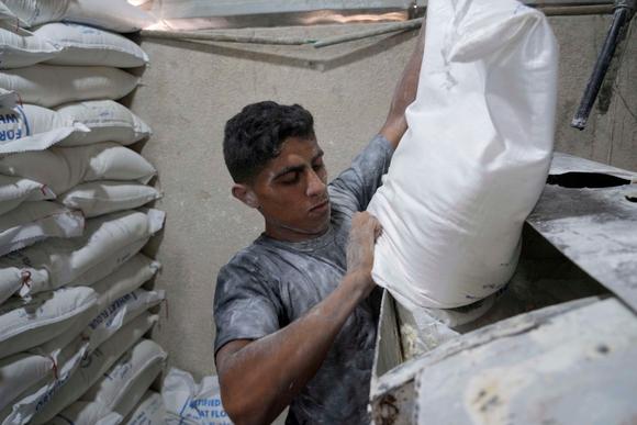 Un employé d’une boulangerie à Deir Al-Balah, au centre de la bande de Gaza, après qu’Israël a autorisé l’entrée d’une aide humanitaire sur le territoire, le 22 mai 2025.