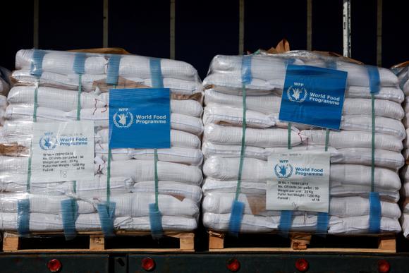 Des fournitures fournies par le Programme alimentaire mondial reposent sur un camion transportant de l’aide au point de passage de Kerem Shalom entre Israël et Gaza, avant d’entrer dans Gaza, du côté israélien de la frontière entre Israël et Gaza, le 22 mai 2025.