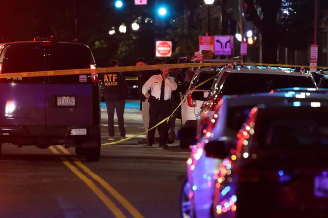 Des officiers de police près du musée juif de Washington où deux membres de l’ambassade israélienne ont été tués, le 21 mai 2025.