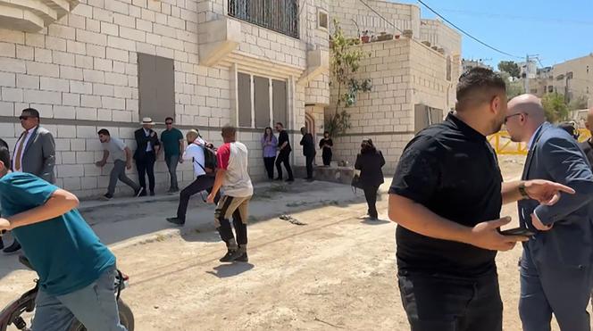 Des membres d’une délégation diplomatique de l’Union européenne après des tirs lors d’une visite dans la ville de Jénine (Cisjordanie), le 21 mai 2025.