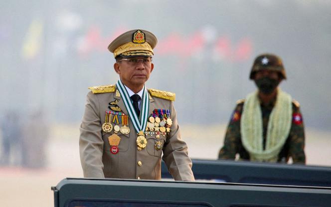Le chef de la junte birmane, le général Min Aung Hlaing, qui a renversé le gouvernement élu lors d’un coup d’État le 1ᵉʳ février 2021, préside un défilé de l’armée lors de la Journée des forces armées à Naypyitaw, le 27 mars 2021.