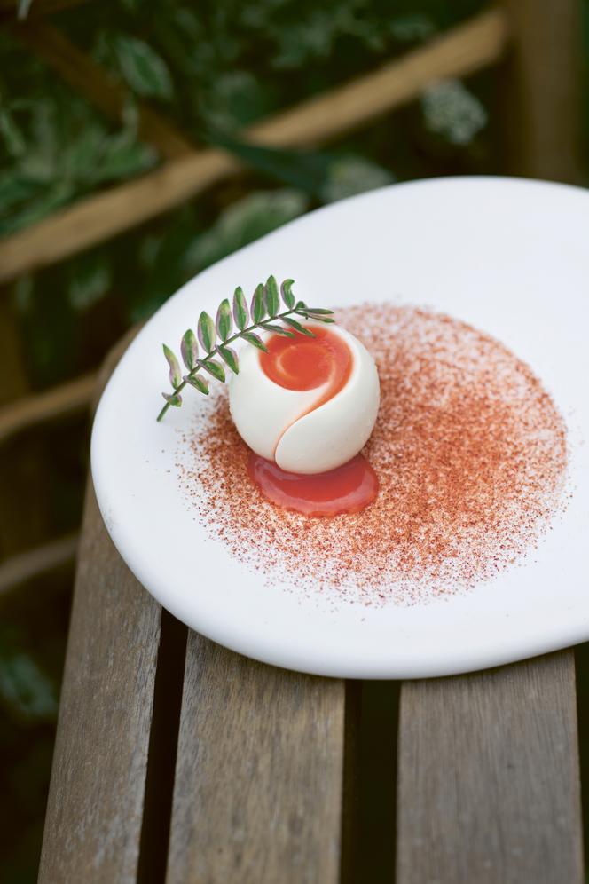 La mousse au sureau, coulis de fraises.