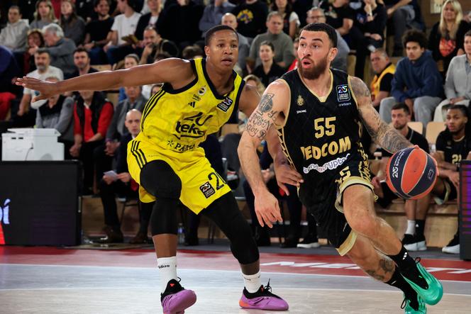 L’arrière américain de l’AS Monaco, Mike James (à droite), lors du match d’Euroligue entre Monaco et Fenerbahçe, à Monaco, le 20 mars 2025.