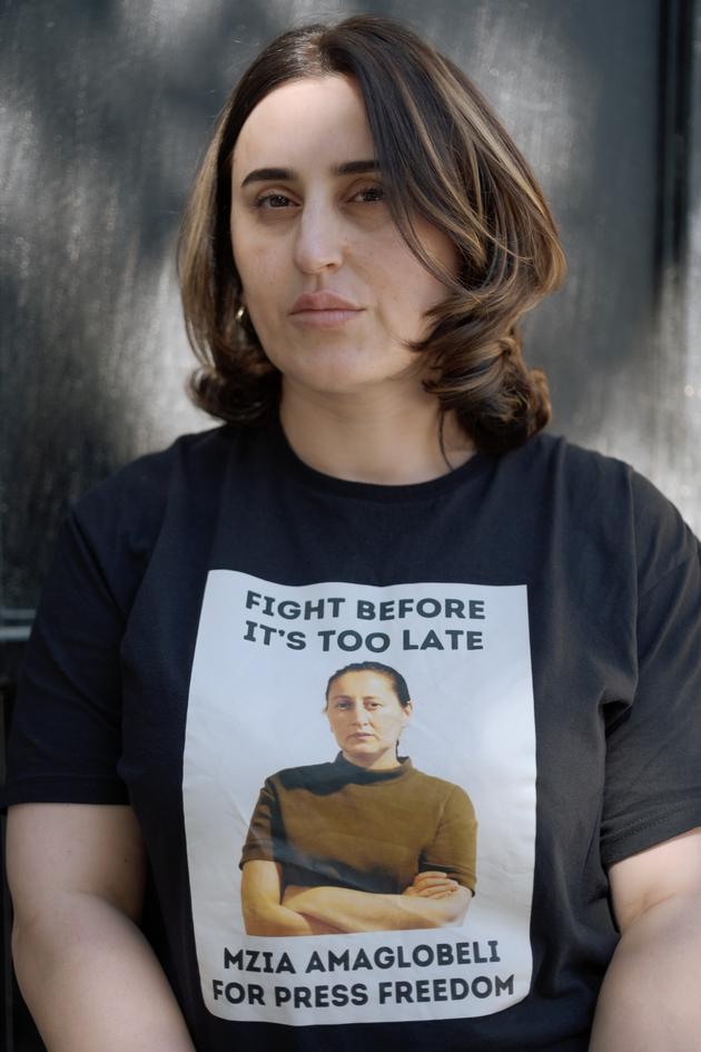 Manana Amaghlobeli, la nièce de Mzia Amaghlobeli, devant le tribunal de Batoumi, en Géorgie, le 16 mai 2025.