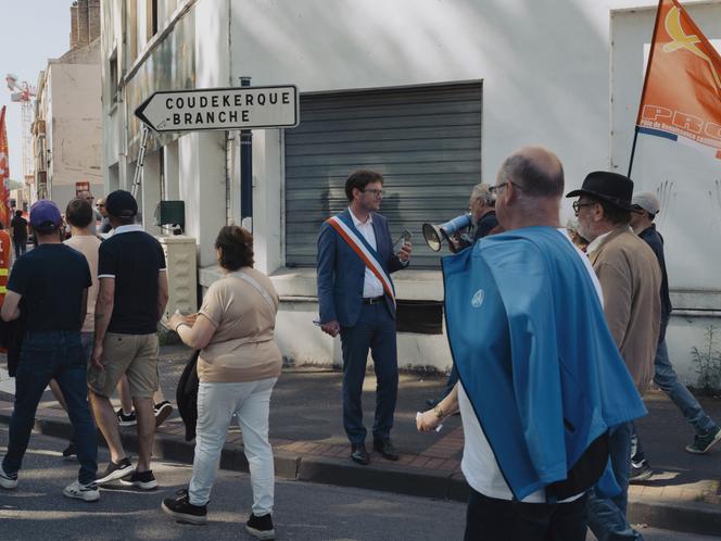 Le maire socialiste de Rouen et candidat à la tête du PS, Nicolas Mayer-Rossignol (au centre), à Dunkerque (Nord), le 1ᵉʳ mai 2025.