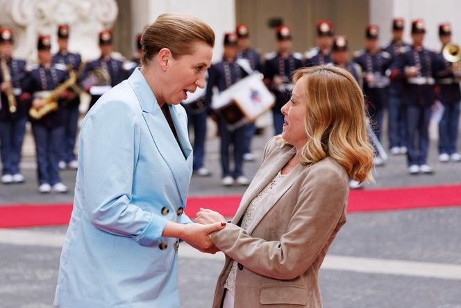 Les premières ministres danoise, Mette Frederiksen, et italienne, Giorgia Meloni, au palais Chigi, à Rome, le 22 mai 2025.