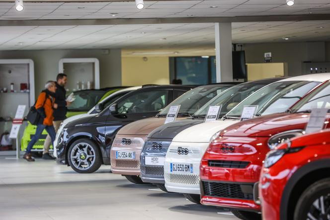 Des Fiat 500 électriques dans une concession du groupe Nedey automobiles, à Valentigney (Doubs), le 25 janvier 2024.