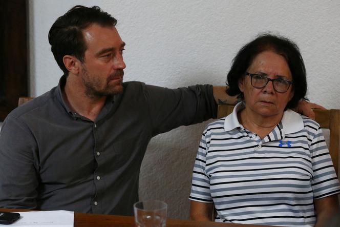 Noah Bullock, directeur de l’ONG Cristosal, et Eleonora Alfaro, mère de Ruth Lopez, membre de l’ONG arrêtée par la police salvadorienne, lors d’une conférence de presse, à Santa Tecla, au Salvador, le 19 mai 2025.
