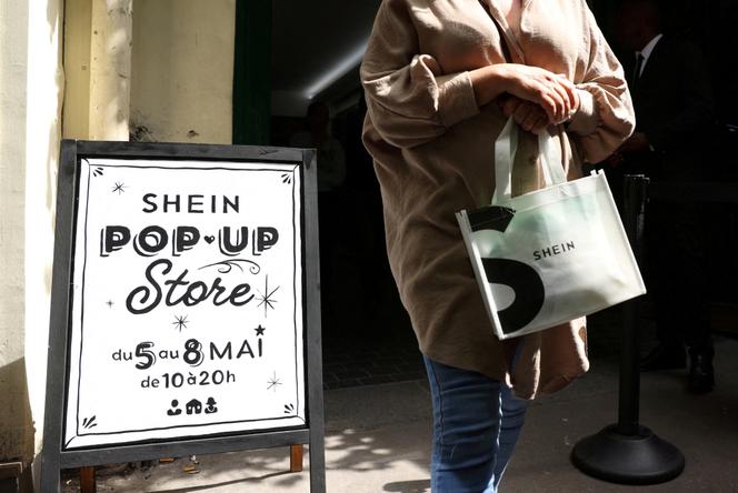 Uma mulher deixa uma loja pop-up da marca chinesa de moda rápida em Paris, em 5 de maio de 2023.