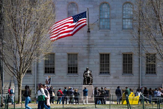 Lors d’une manifestation en réponse aux attaques de Donald Trump contre le monde universitaire, sur le campus de Harvard, à Cambridge (Massachusetts), le 17 avril 2025.