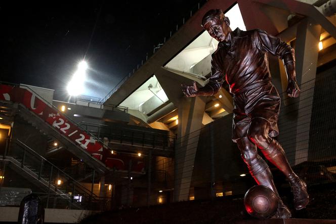 La statue de Raymond Kopa, devant le stade Auguste-Delaune, lors de son inauguration, à Reims, le 15 décembre 2018.