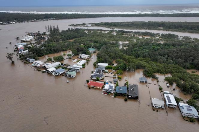 Les eaux de crue entourent les maisons de Port Macquarie, au nord de Sydney, en Australie, le 22 mai 2025. 