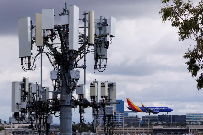 Une tour de téléphonie mobile, près de l’aéroport John-Wayne de Santa Ana (Californie), aux Etats-Unis, le 18 janvier 2022.