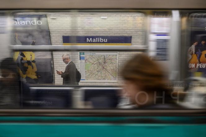 Sur la ligne 3 du métro parisien, la station Malesherbes est devenue Malibu pour le passage de relais des Jeux olympiques de Paris à Los Angeles. A Paris, le 12 septembre 2024.