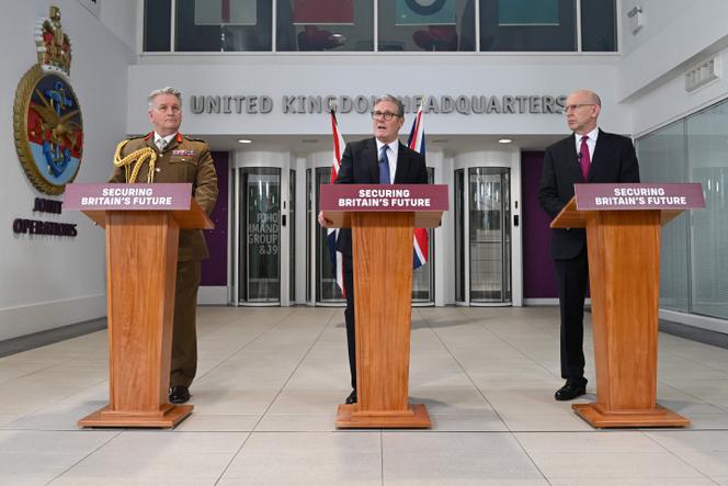 Le général James Hockenhul, chef du commandement stratégique, le premier ministre, Keir Starmer, et le ministre de la défense, John Healey, lors de la conférence de presse annonçant l’accord de cession des îles Chagos par le Royaume-Uni, au quartier général militaire du nord-ouest de Londres, le 22 mai 2025. 