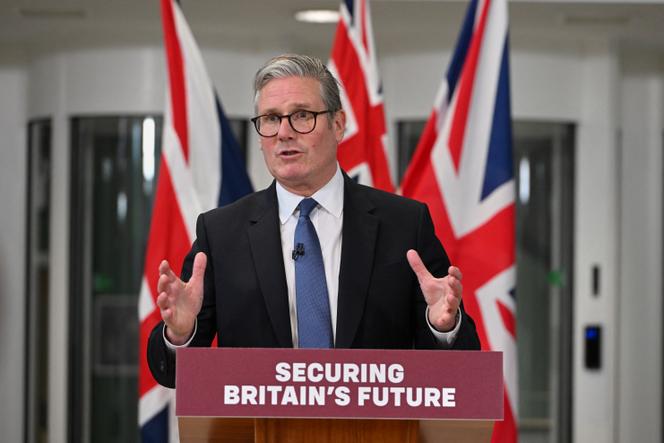 Le premier ministre britannique, Keir Starmer, lors d’une conférence de presse annonçant l’accord de rétrocession des Îles Chagos,  au QG militaire, à Londres, le 22 mai. 