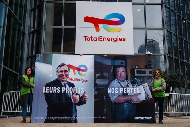 Une manifestation organisée par des militants de Greenpeace devant le siège de TotalEnergies, à La Défense, dans les Hauts-de-Seine, le 5 février 2024.