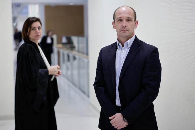 Le skipper français Kevin Escoffier et son avocate Virginie Le Roy, au tribunal correctionnel de Paris, le 24 mars 2025, où il porte plainte pour diffamation contre l’hebdomadaire satirique français « Le Canard enchaîné ».