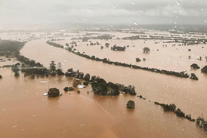 Cette photo prise le 21 mai 2025 et diffusée le 22 mai par la police de Nouvelle-Galles du Sud montre des zones inondées près de la ville de Taree, en Australie.