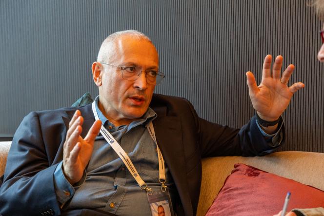 Mikhaïl Khodorkovski lors d’une conférence « anti-guerre », qui a réuni quelques dizaines d’opposants russes le 21 mai 2025 à Bruxelles.