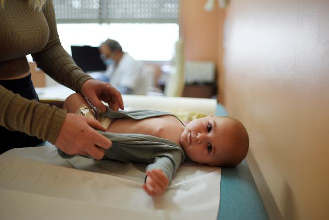 Kays, 4 mois, lors d’une visite pédiatrique à la petite maternité du centre hospitalier de Saint-Amand-Montrond (Cher), le 19 mai 2025.