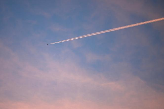 Un avion volant à très haute altitude, au-dessus d’Ercé-près-Liffré, en Ille-et-Vilaine, le 2 octobre 2023.