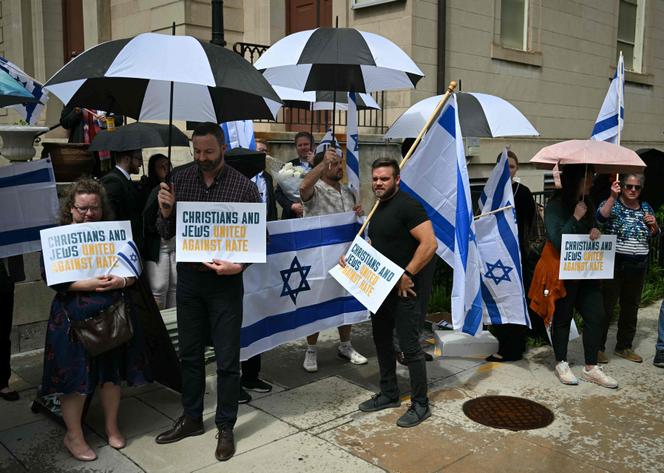 Rassemblement devant le Capital Jewish Museum, à Washington, le 22 mai 2025, après le meurtre de deux membres de l’ambassade israélienne devant le musée la nuit précédente.
