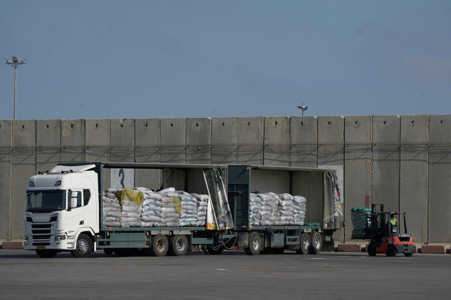 Israel is backing a militia known for looting aid in Gaza