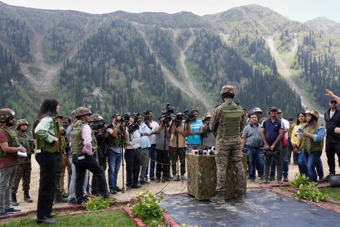 Un officier de l’armée indienne donne une conférence de presse dans un lieu tenu secret, le long de la ligne de contrôle entre l’Inde et le Pakistan, le 20 mai 2025.