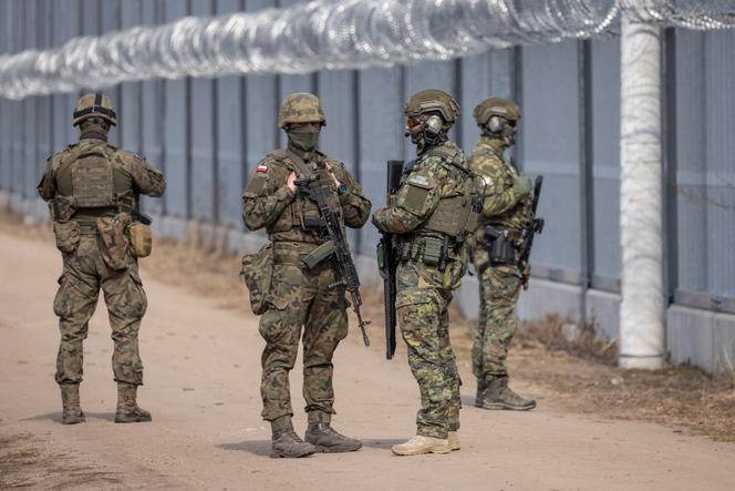 Des gardes-frontières polonais sécurisent la frontière avec la Biélorussie lors d’une visite du premier ministre à Ozierany Male, en Pologne, le 22 mars 2025.