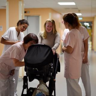 Wendy FOURDRIGNIER arrive à la maternité avec Kays, 4 mois, pour une visite pédiatrique. Elle a accouché ici. Reportage sur la maternité au sein du Centre Hospitalier de Saint-Amand-Montrond. Saint-Amand-Montrond, Cher, Centre-Val de Loire, France, 19 mai 2025.
