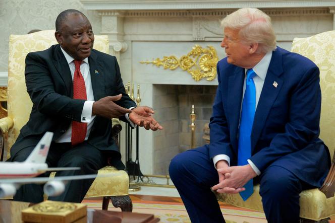Le président sud-africain, Cyril Ramaphosa (à gauche), en compagnie de son homologue américain, Donald Trump, dans le bureau Ovale de la Maison Blanche, le 21 mai 2025 à Washington.