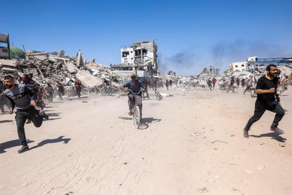 Des Palestiniens prennent la fuite à la suite d’une frappe israélienne à Jabaliya, dans le nord de la bande de Gaza, le 23 mai 2025.