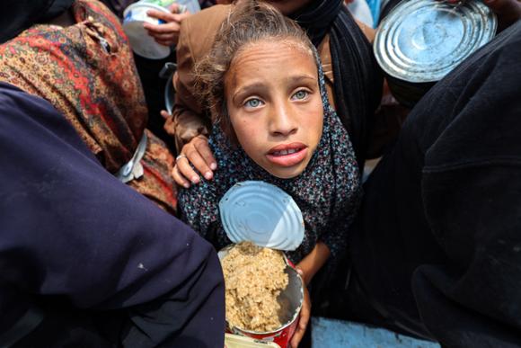 Un point de distribution de nourriture dans le camp de réfugiés de Nousseirat, au centre de la bande de Gaza, le 21 mai 2025.
