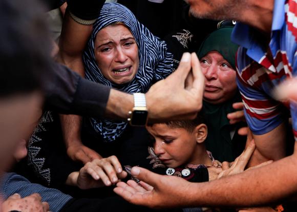 Aux funérailles de Palestiniens tués par des frappes israéliennes, à l’hôpital Nasser, à Khan Younès, dans le sud de la bande de Gaza, le 23 mai 2025.