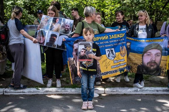 Des familles des prisonniers ukrainiens attendent le retour de leurs proches libérés par la Russie, dans la région de Tchernihiv, en Ukraine, le 23 mai 2025.