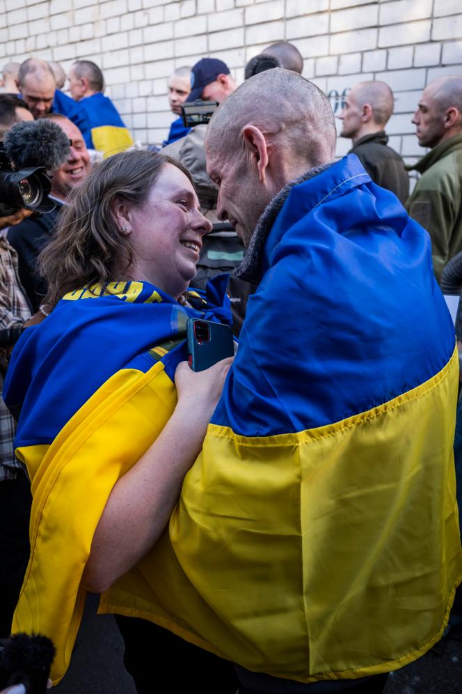 Un couple se retrouve après la libération du mari, prisonnier ukrainien en captivité pendant 22 mois. Dans l’oblast de Tchernihiv (Ukraine), le 23 mai 202.