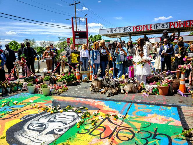 Rassemblement de membres de la communauté locale et de la famille Floyd, sur la place George-Floyd, à Minneapolis (Etat du Minnesota), le 23 mai 2025.